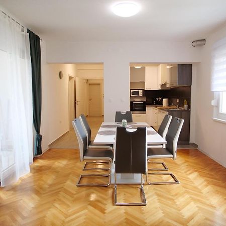 Arena Apartment With 3 Bedrooms In The City Center Pula Exterior foto