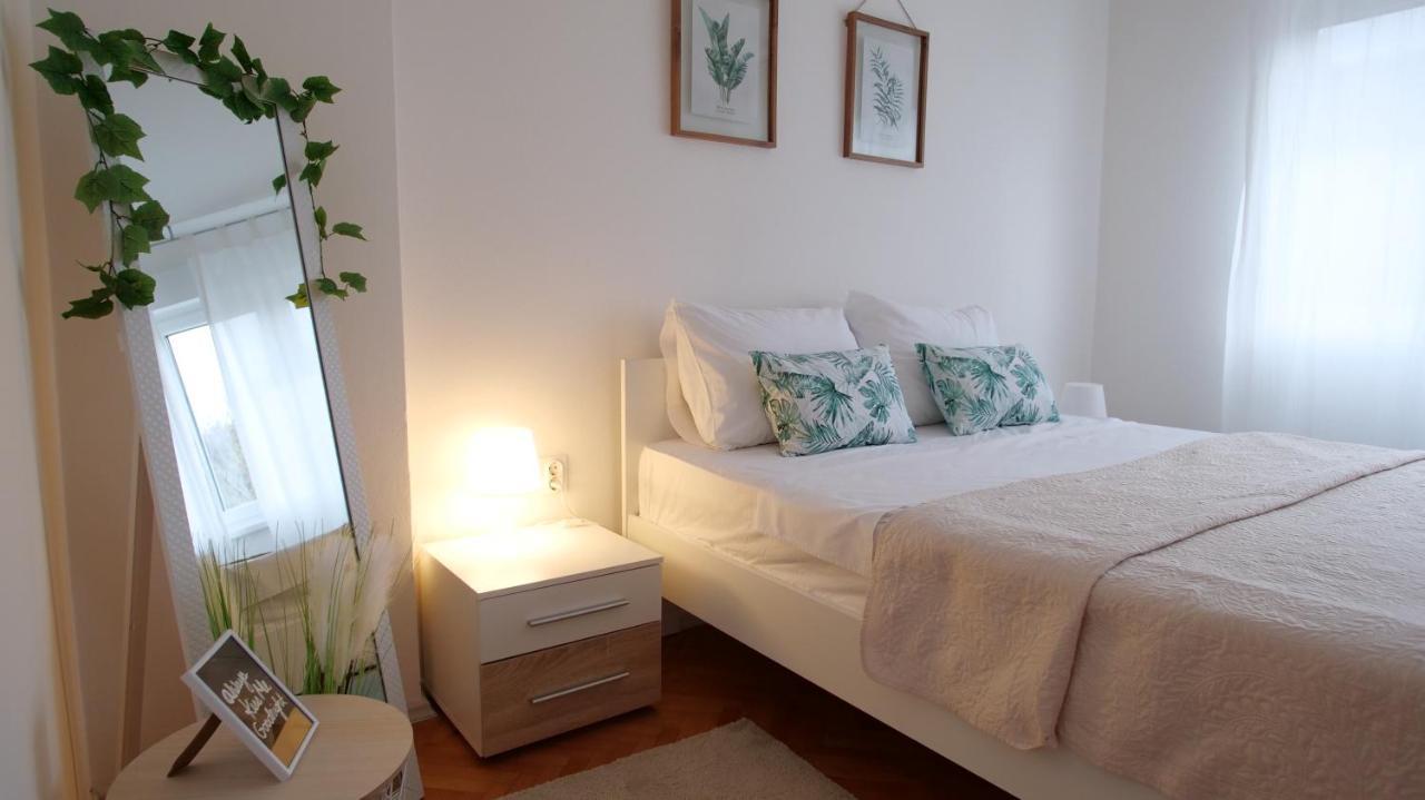 Arena Apartment With 3 Bedrooms In The City Center Pula Exterior foto